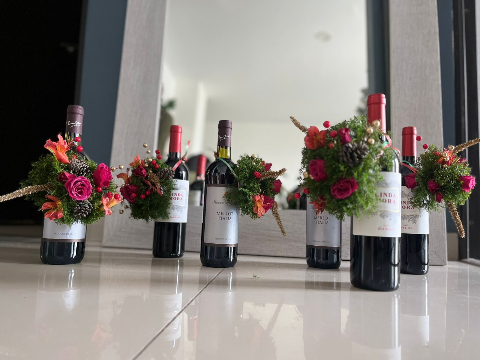 Detalles florales en botellas