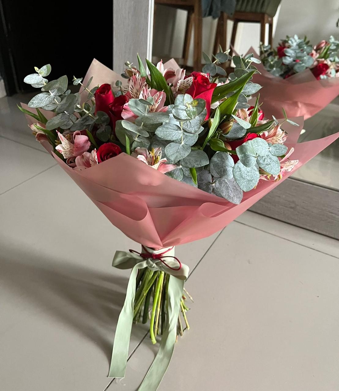 Ramo hand-tied con rosas rojas